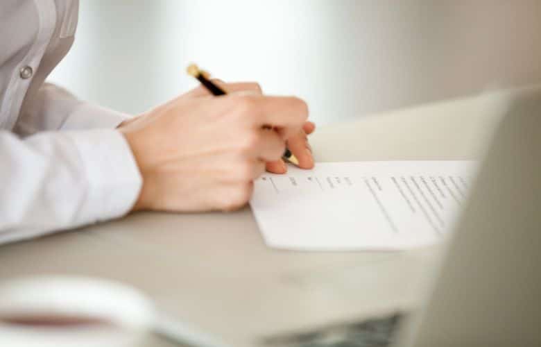 Aannemer tekent attest nieuwe ramen