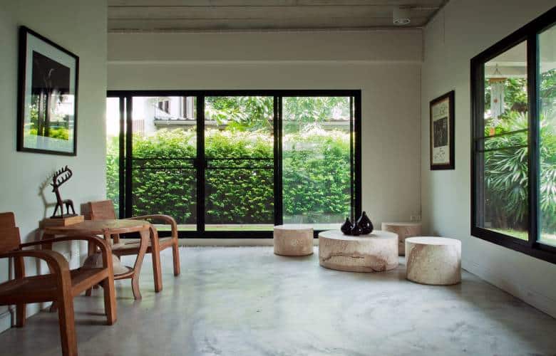 Een zwart stalen raam in huis.