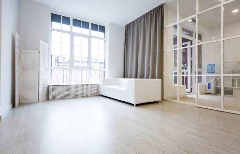 Een witte scheidingswand in huis.