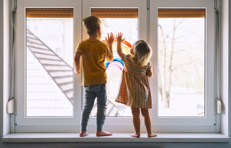 Kinderen staan voor raam met veiligheidsglas