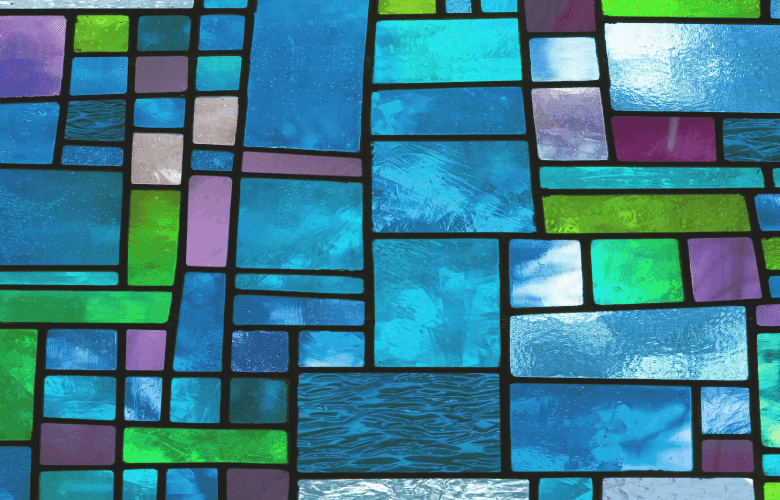 Blauw gekleurd glas-in-lood in een onregelmatige structuur.