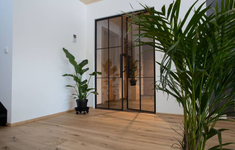 Steellook deur in moderne woning