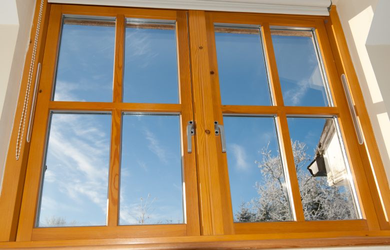 De prijs van een houten raam, zoals te zien op de foto, is hoger dan die van bijvoorbeeld een PVC-raam.